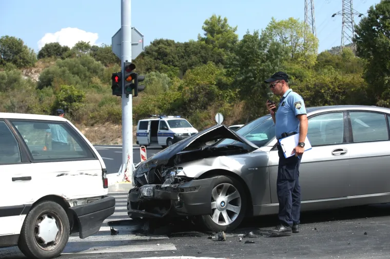 Nesreća u &Scaron;ibeniku: U sudaru Passata i BMW-a ozlijeđen vozač, prevezli ga u bolnicu