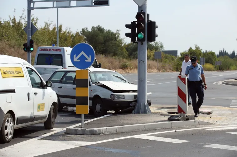 Nesreća u &Scaron;ibeniku: U sudaru Passata i BMW-a ozlijeđen vozač, prevezli ga u bolnicu