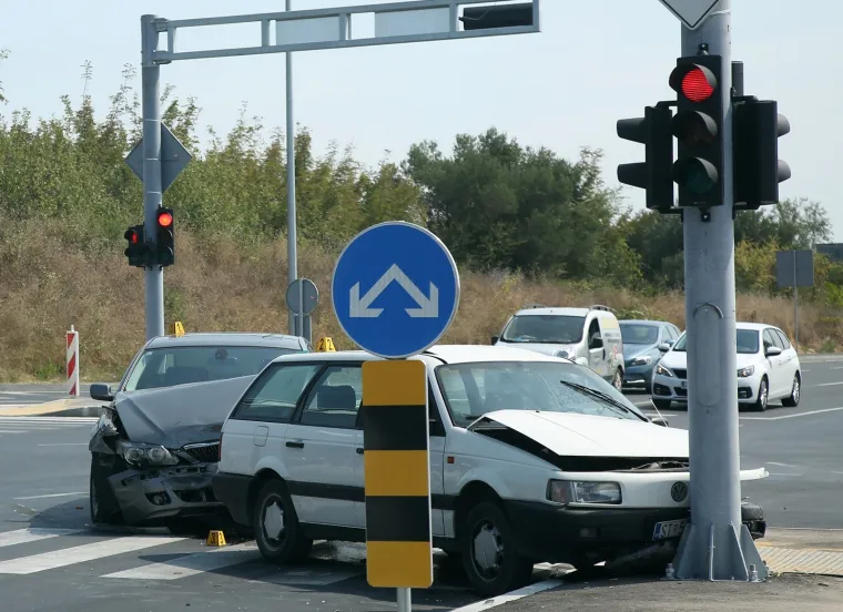 Nesreća u &Scaron;ibeniku: U sudaru Passata i BMW-a ozlijeđen vozač, prevezli ga u bolnicu