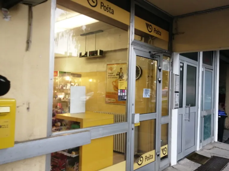 Drama na Tre&scaron;njevci: Naoružan upao u po&scaron;tu i odnio nepoznatu količinu novca