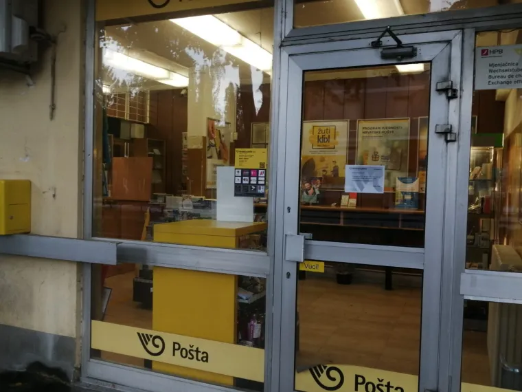 Drama na Tre&scaron;njevci: Naoružan upao u po&scaron;tu i odnio nepoznatu količinu novca