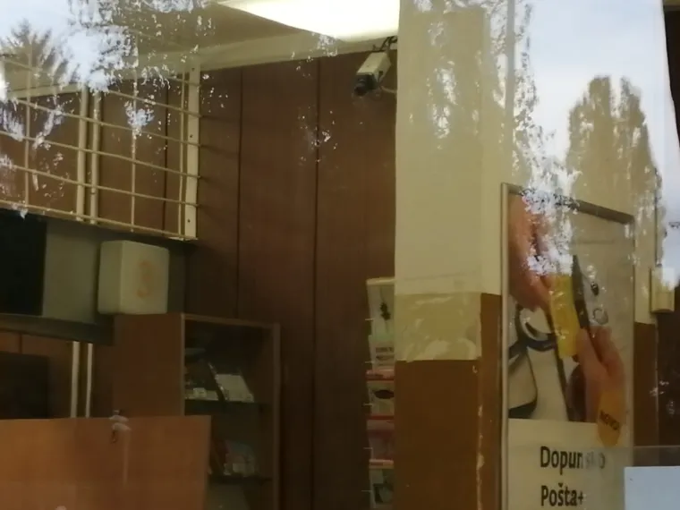 Drama na Tre&scaron;njevci: Naoružan upao u po&scaron;tu i odnio nepoznatu količinu novca