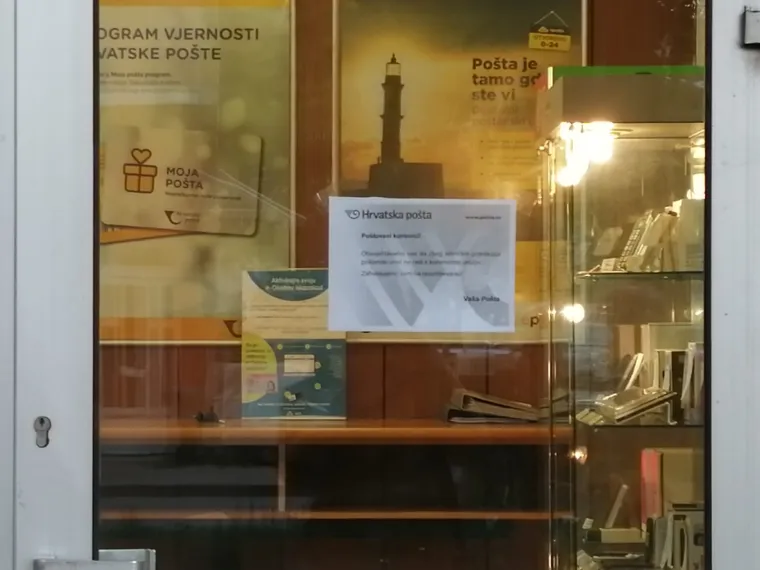 Drama na Tre&scaron;njevci: Naoružan upao u po&scaron;tu i odnio nepoznatu količinu novca