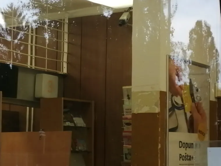 Drama na Tre&scaron;njevci: Naoružan upao u po&scaron;tu i odnio nepoznatu količinu novca