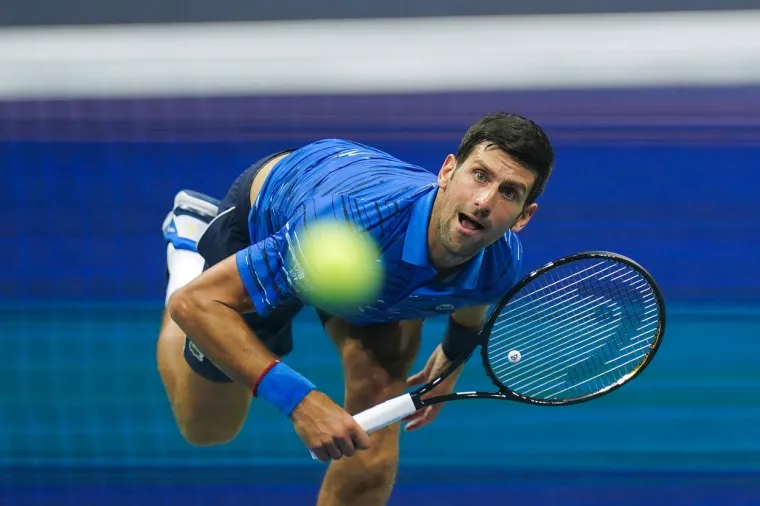 Novak Đoković, prvi igrač svijeta i branitelj naslova na posljednjem ovogodišnjem teniskom "grand slam" turniru US Openu, zbog ozljede lijevog ramena predao je meč 4. kola Stanislasu Wawrinki, pri vodstvu Švicarca 2-0 u setovima.