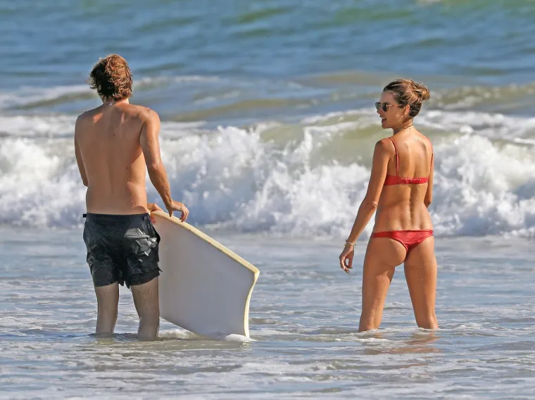 VRUĆI PRIZORI NA VALOVIMA: Brazilska manekenka u crvenom bikiniju golicala ma&scaron;tu kupačima