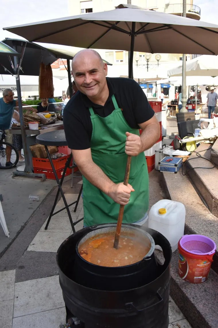ČVARCI, KULEN, SLANINA I KOBASICE ZAMIRIŠALI UZ PULSKO MORE: Tko im može odolijeti?