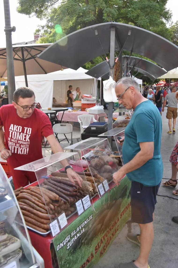 ČVARCI, KULEN, SLANINA I KOBASICE ZAMIRIŠALI UZ PULSKO MORE: Tko im može odolijeti?