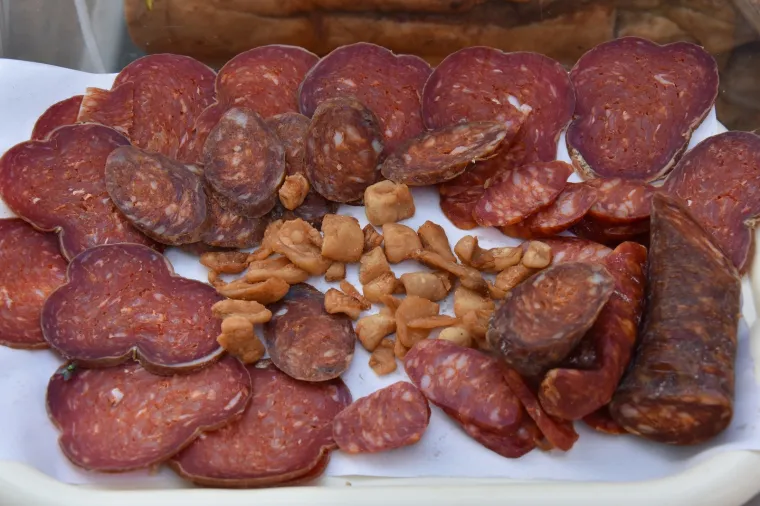 ČVARCI, KULEN, SLANINA I KOBASICE ZAMIRIŠALI UZ PULSKO MORE: Tko im može odolijeti?