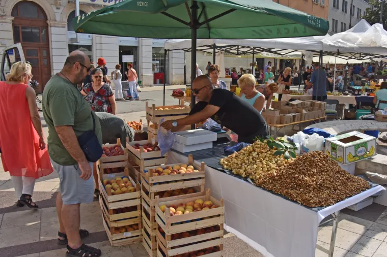 ČVARCI, KULEN, SLANINA I KOBASICE ZAMIRIŠALI UZ PULSKO MORE: Tko im može odolijeti?