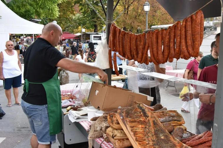 ČVARCI, KULEN, SLANINA I KOBASICE ZAMIRIŠALI UZ PULSKO MORE: Tko im može odolijeti?