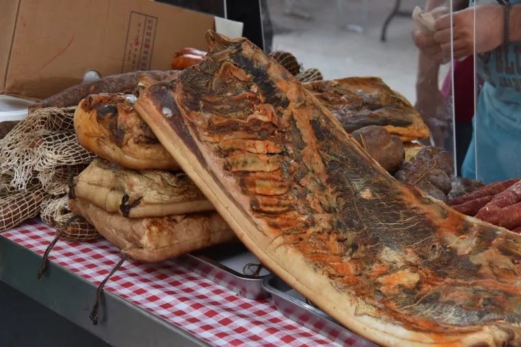 ČVARCI, KULEN, SLANINA I KOBASICE ZAMIRIŠALI UZ PULSKO MORE: Tko im može odolijeti?