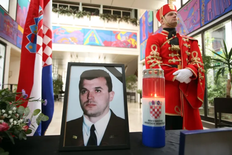 U Časnickom domu HV-a u Lori održana komemoracija za komodora Ivicu Tolića, biv&scaron;eg eurozastupnika i veterana.