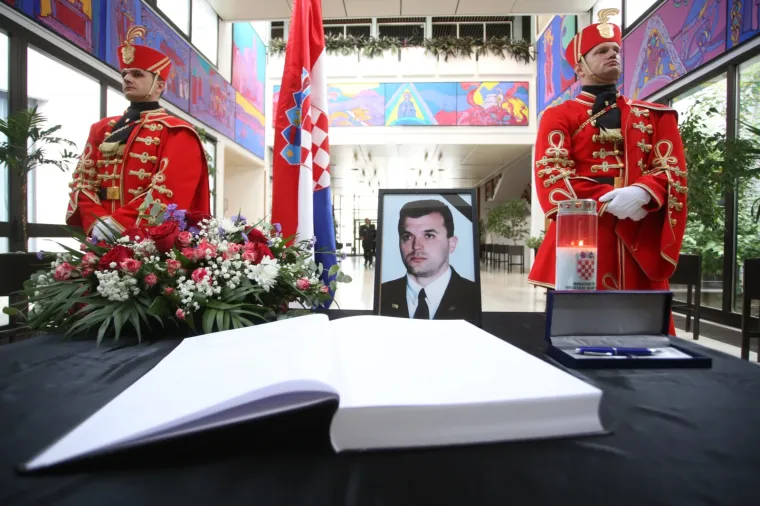 U Časnickom domu HV-a u Lori održana komemoracija za komodora Ivicu Tolića, biv&scaron;eg eurozastupnika i veterana.