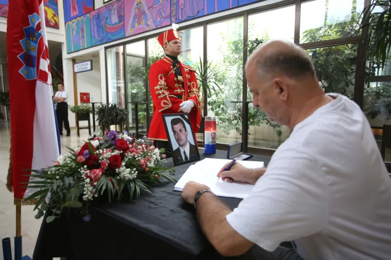 U Časnickom domu HV-a u Lori održana komemoracija za komodora Ivicu Tolića, biv&scaron;eg eurozastupnika i veterana.