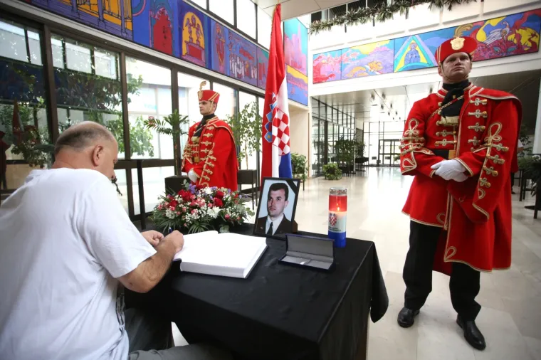 U Časnickom domu HV-a u Lori održana komemoracija za komodora Ivicu Tolića, biv&scaron;eg eurozastupnika i veterana.