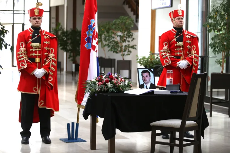 U Časnickom domu HV-a u Lori održana komemoracija za komodora Ivicu Tolića, biv&scaron;eg eurozastupnika i veterana.