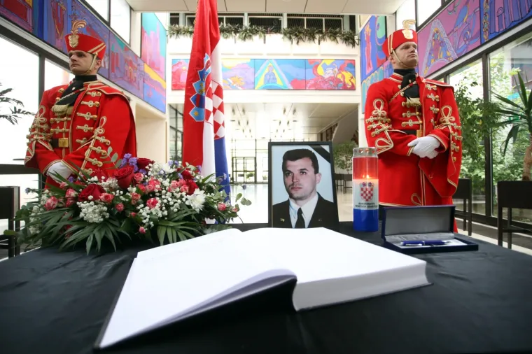 U Časnickom domu HV-a u Lori održana komemoracija za komodora Ivicu Tolića, biv&scaron;eg eurozastupnika i veterana.