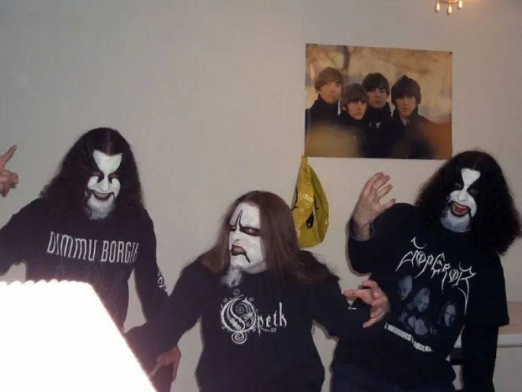 Hvala Bogu da su se metalci prestali ovako oblačiti jer bi si oči iskopali da je ovo i dalje u modi