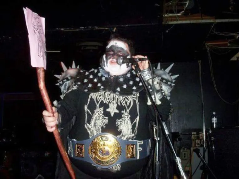 Hvala Bogu da su se metalci prestali ovako oblačiti jer bi si oči iskopali da je ovo i dalje u modi