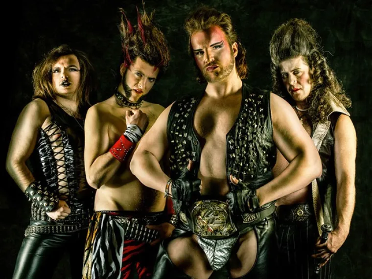 Hvala Bogu da su se metalci prestali ovako oblačiti jer bi si oči iskopali da je ovo i dalje u modi