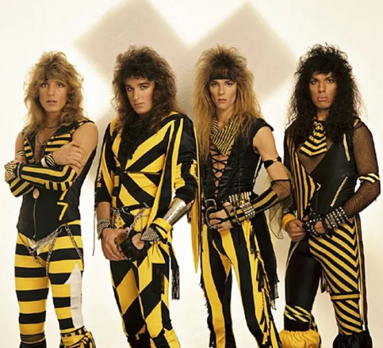 Hvala Bogu da su se metalci prestali ovako oblačiti jer bi si oči iskopali da je ovo i dalje u modi