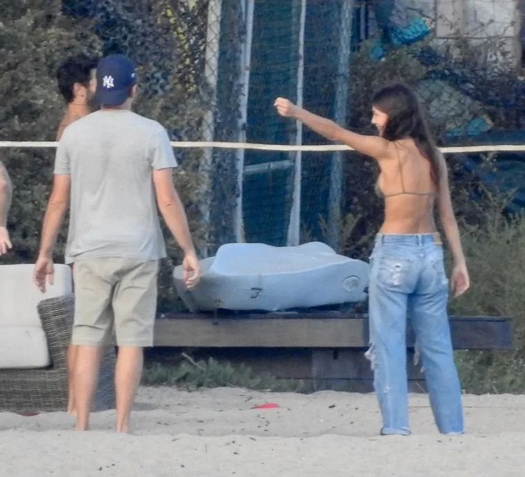 DICAPRIJEVA 20 GODINA MLAĐA CURA POKAZALA GRUDI U BIKINIJU: Bujnim dekolteom privlačila je poglede na plaži