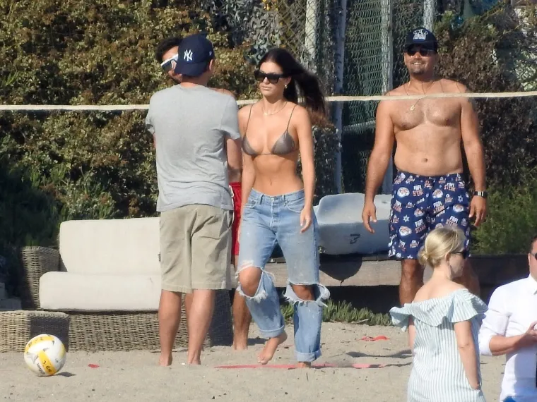 DICAPRIJEVA 20 GODINA MLAĐA CURA POKAZALA GRUDI U BIKINIJU: Bujnim dekolteom privlačila je poglede na plaži