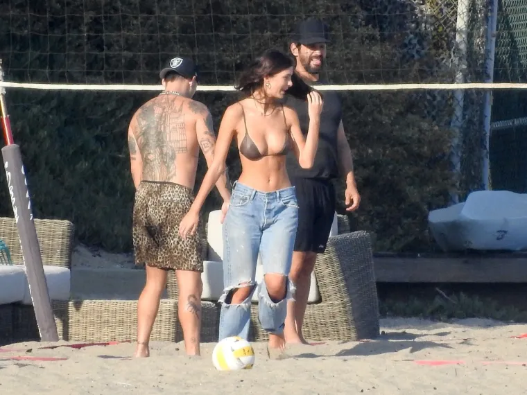 DICAPRIJEVA 20 GODINA MLAĐA CURA POKAZALA GRUDI U BIKINIJU: Bujnim dekolteom privlačila je poglede na plaži