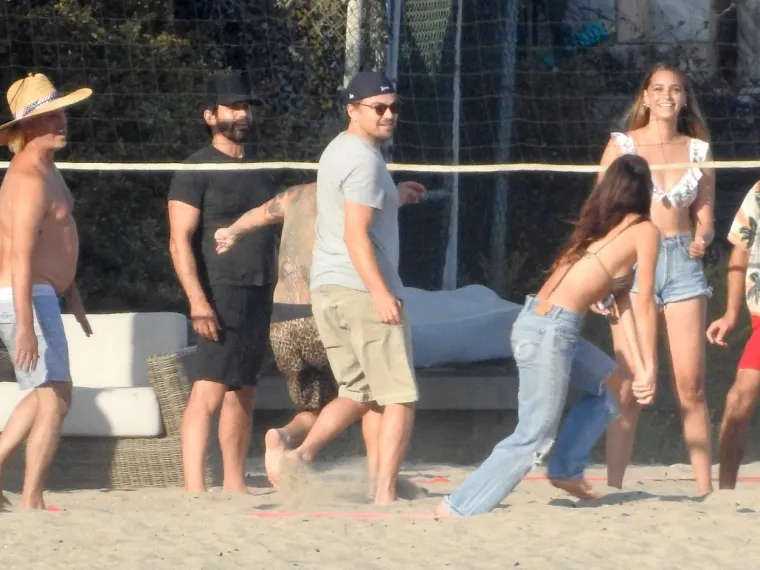 DICAPRIJEVA 20 GODINA MLAĐA CURA POKAZALA GRUDI U BIKINIJU: Bujnim dekolteom privlačila je poglede na plaži
