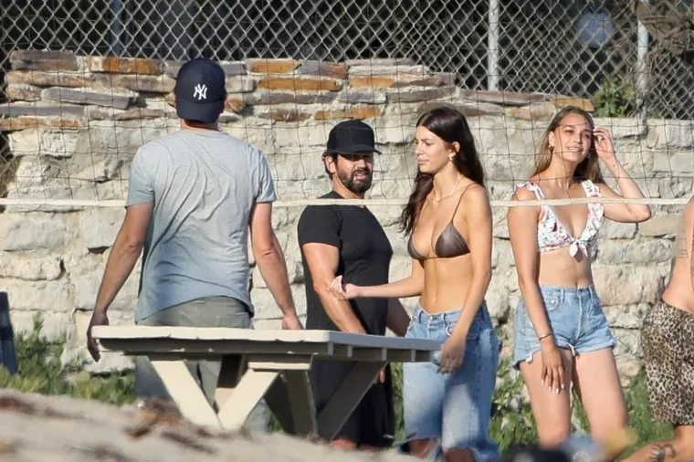 DICAPRIJEVA 20 GODINA MLAĐA CURA POKAZALA GRUDI U BIKINIJU: Bujnim dekolteom privlačila je poglede na plaži