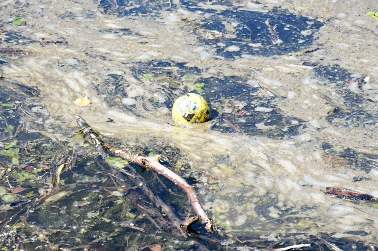 Zagađenje u Sisku doseglo zabrinjavajuće razine: Pogledajte kako izgleda rijeka Kupa