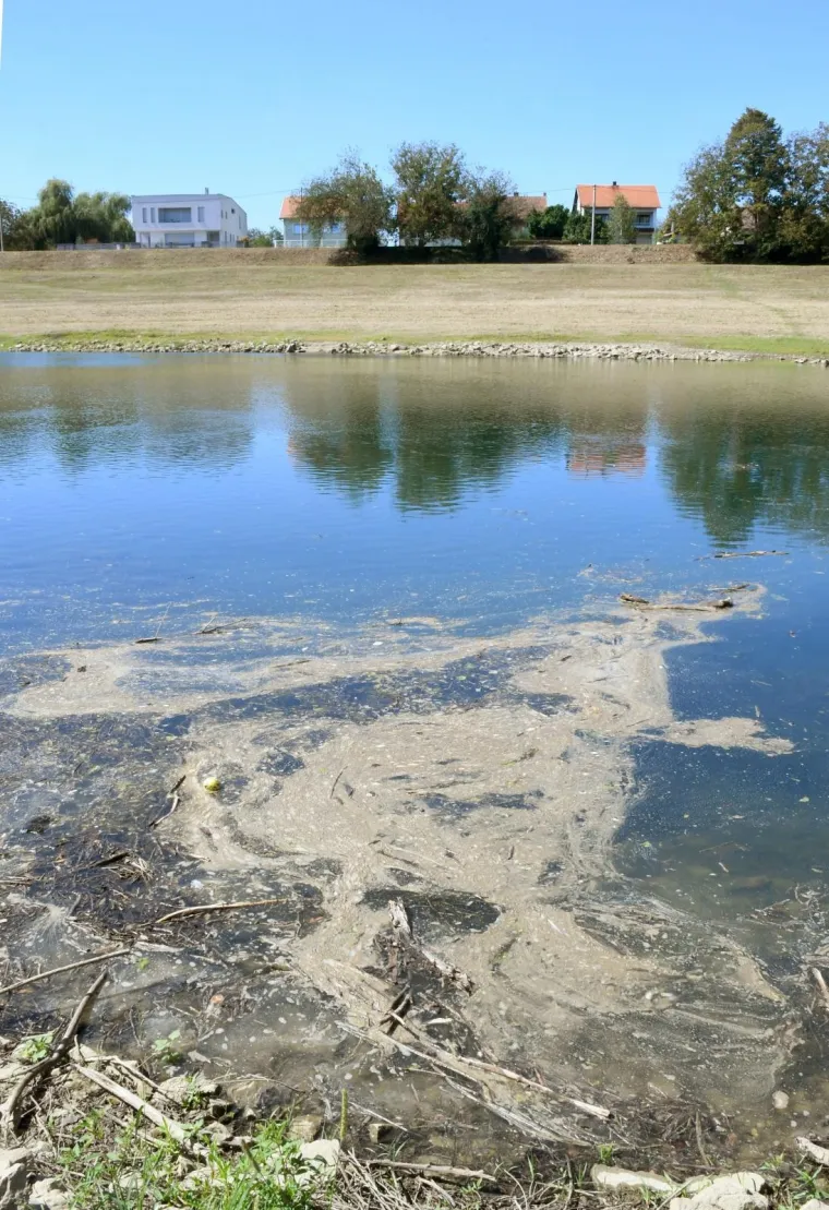 Zagađenje u Sisku doseglo zabrinjavajuće razine: Pogledajte kako izgleda rijeka Kupa