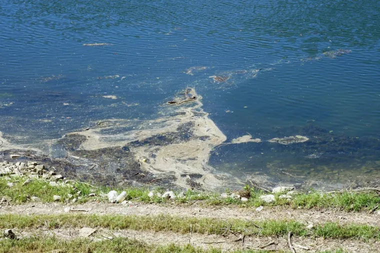 Zagađenje u Sisku doseglo zabrinjavajuće razine: Pogledajte kako izgleda rijeka Kupa