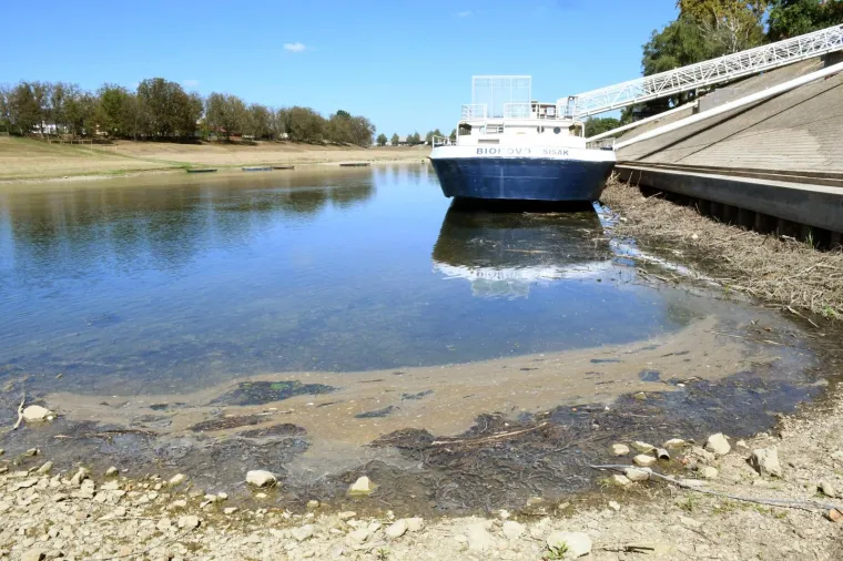 Zagađenje u Sisku doseglo zabrinjavajuće razine: Pogledajte kako izgleda rijeka Kupa