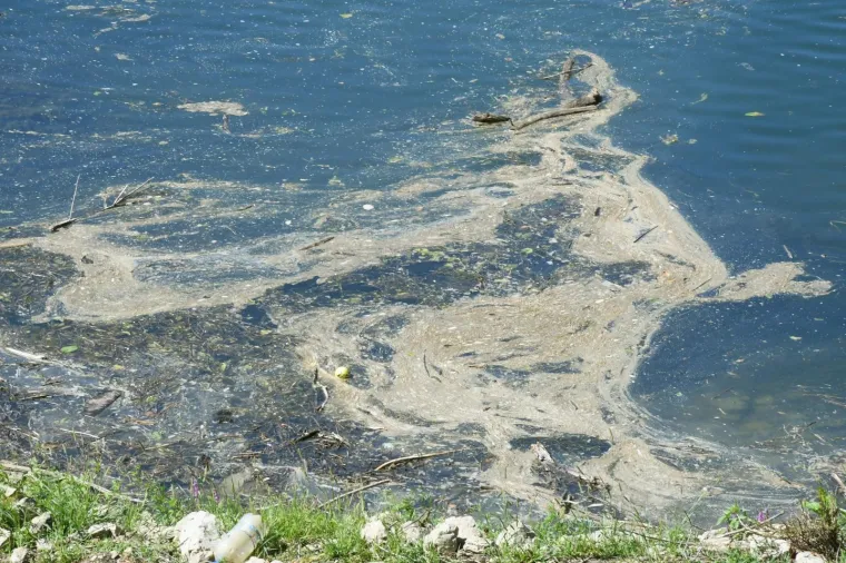 Zagađenje u Sisku doseglo zabrinjavajuće razine: Pogledajte kako izgleda rijeka Kupa