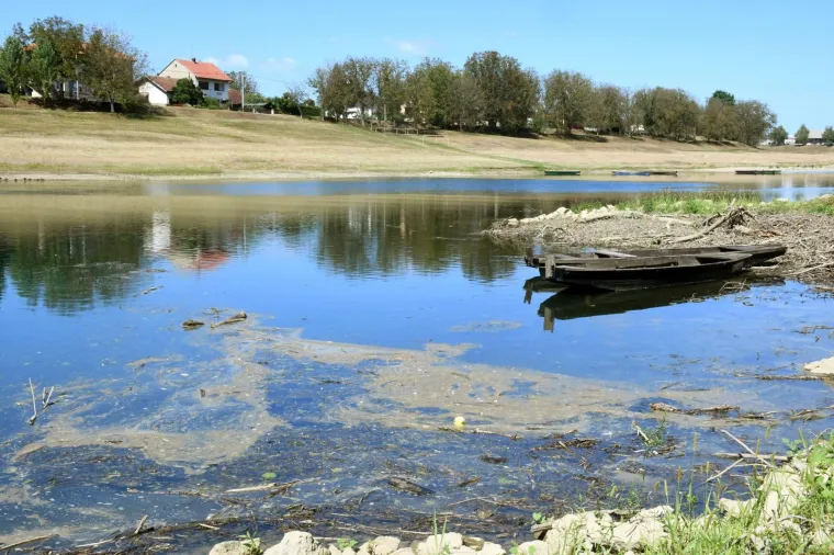 Zagađenje u Sisku doseglo zabrinjavajuće razine: Pogledajte kako izgleda rijeka Kupa