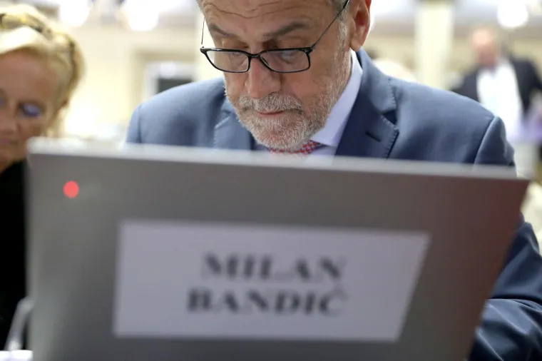 Zastupnici 're&scaron;etaju' Bandića pitanjima, on tvrdi da ima samo jedna verzija memoranduma