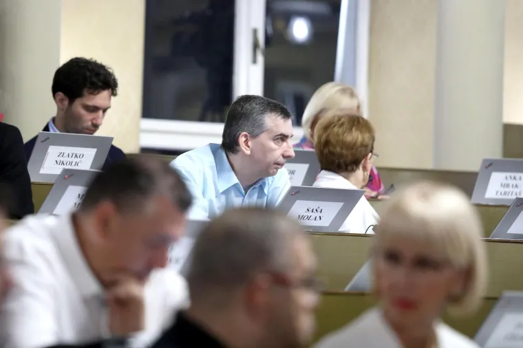 Zastupnici 're&scaron;etaju' Bandića pitanjima, on tvrdi da ima samo jedna verzija memoranduma