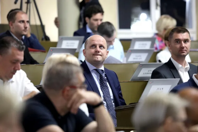 Zastupnici 're&scaron;etaju' Bandića pitanjima, on tvrdi da ima samo jedna verzija memoranduma