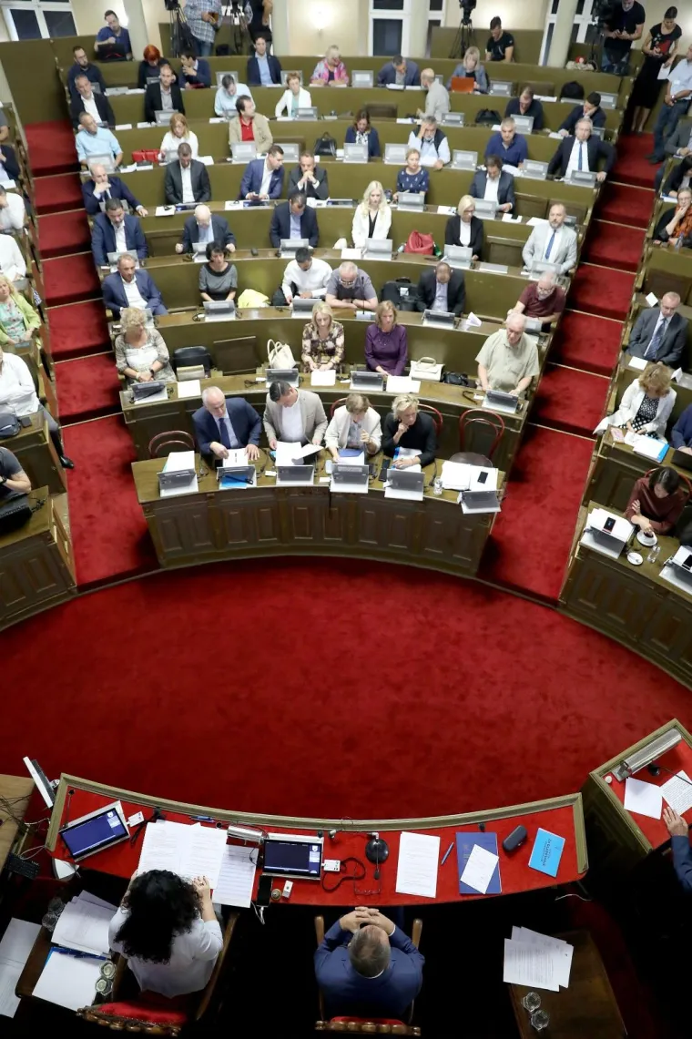 Zastupnici 're&scaron;etaju' Bandića pitanjima, on tvrdi da ima samo jedna verzija memoranduma