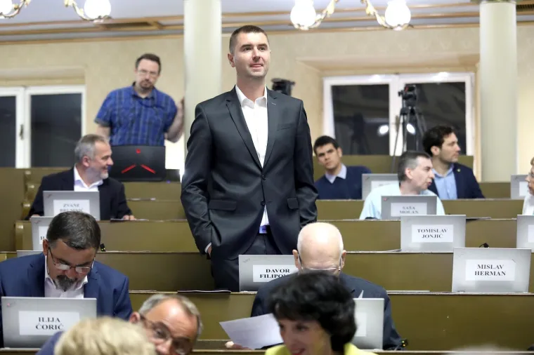 Zastupnici 're&scaron;etaju' Bandića pitanjima, on tvrdi da ima samo jedna verzija memoranduma