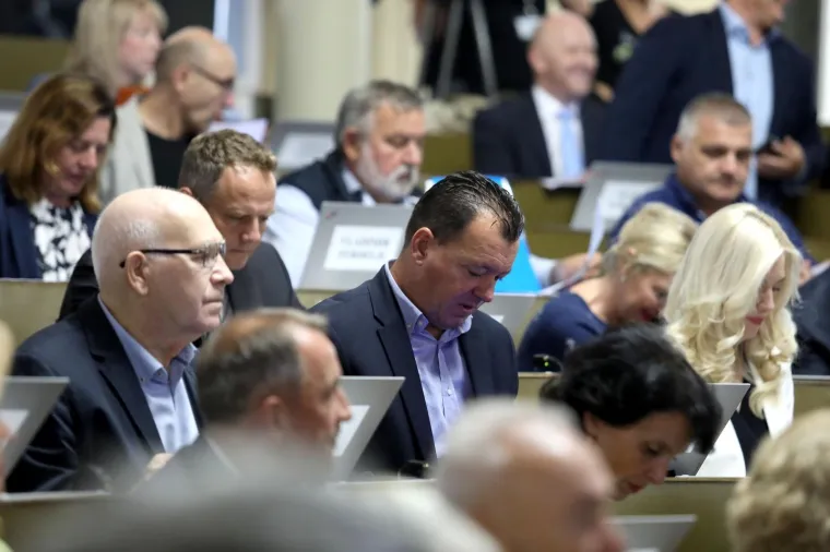 Zastupnici 're&scaron;etaju' Bandića pitanjima, on tvrdi da ima samo jedna verzija memoranduma