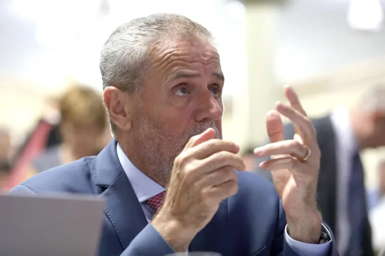 Zastupnici 're&scaron;etaju' Bandića pitanjima, on tvrdi da ima samo jedna verzija memoranduma