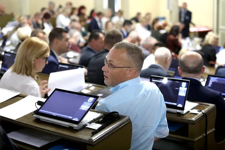 Zastupnici 're&scaron;etaju' Bandića pitanjima, on tvrdi da ima samo jedna verzija memoranduma