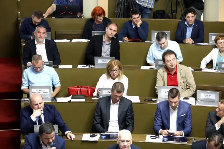 Zastupnici 're&scaron;etaju' Bandića pitanjima, on tvrdi da ima samo jedna verzija memoranduma