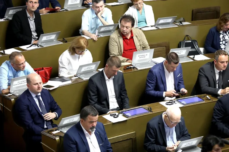 Zastupnici 're&scaron;etaju' Bandića pitanjima, on tvrdi da ima samo jedna verzija memoranduma