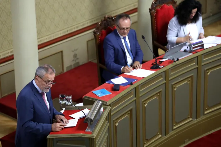 Zastupnici 're&scaron;etaju' Bandića pitanjima, on tvrdi da ima samo jedna verzija memoranduma