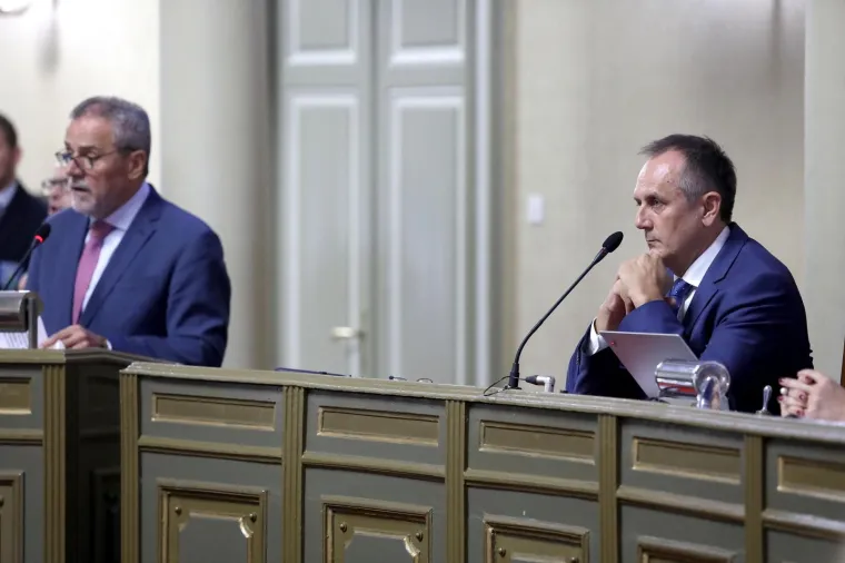 Zastupnici 're&scaron;etaju' Bandića pitanjima, on tvrdi da ima samo jedna verzija memoranduma