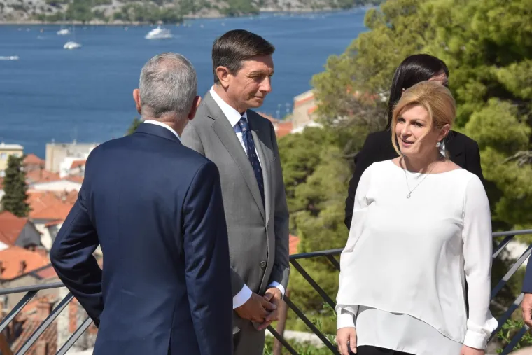 Sunčani dan na tvrđavi: Za &scaron;etnju &Scaron;ibenikom predsjednica je izabrala 'kulerske' hlače